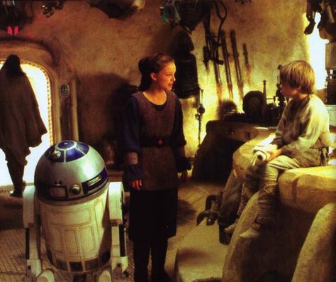 Anakin and Padme meet a Wattos Junk Shop while R2-D2 looks on Anakin And Padme, Phantom Menace, Star Wars 1977, Padme Amidala, Christmas Collage, Never Fall In Love, The Phantom Menace, Star Wars Movie, The Phantom