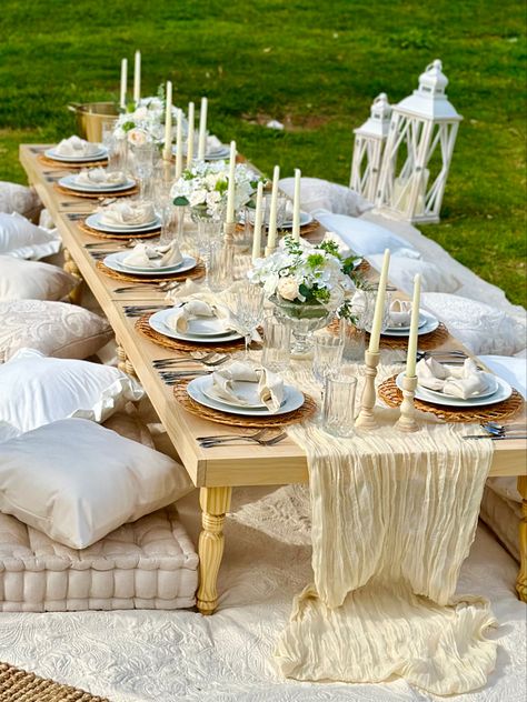 Picnic Table Set Up, Luxury Picnic Aesthetic, Neutral Picnic Setup, Picnic Table Aesthetic, Luxury Picnic Setup Birthday, Luxury Picnic Ideas, Picnic Table Setting, Boohoo Picnic Set Up, Picnic Set Up