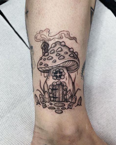 Cottagecore Tattoo, Whimsical Tattoos, House Tattoo, Mushroom Tattoo, Hippie Tattoo, Mystical Tattoos, Bright Tattoos, Mushroom Tattoos, Stylish Tattoo