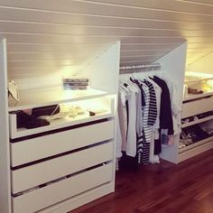 Remodel Closet, Shelves Bedroom, Attic Closet, Interior Simple, Attic Ideas, Clothes Hanging, House Loft, Attic Space, Attic Room