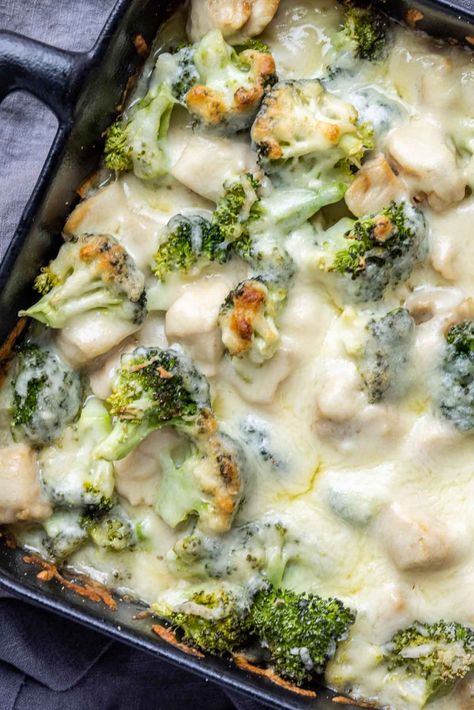 Keto Chicken and Broccoli Alfredo Casserole is a tasty low carb dinner for any night of the week. This keto meal is made with chicken breast, broccoli and lots of creamy alfredo sauce. It's an easy dinner recipe that everyone in the house will love. If you love chicken alfredo you'll love this awesome casserole made with keto alfredo sauce! Keto Chicken And Broccoli, Chicken Breast Broccoli, Chicken And Broccoli Alfredo, Keto Alfredo, Broccoli And Chicken, Alfredo Casserole, Keto Alfredo Sauce, Chicken Alfredo Casserole, Creamy Alfredo Sauce