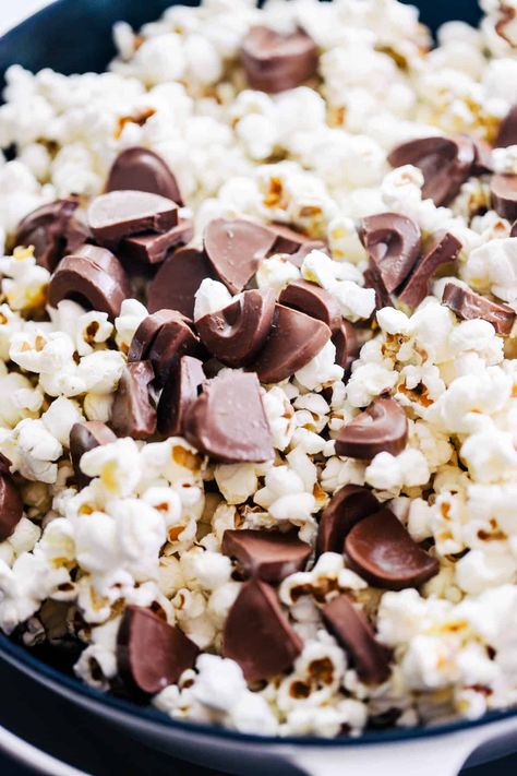 Popcorn and chopped pieces of dark chocolate in a skilled. Popcorn With Chocolate Chips, Marshmallow Drink, Chocolate Drizzled Popcorn, Chocolate Covered Popcorn, Marshmallow Desserts, White Chocolate Popcorn, Chocolate Chili, How To Make Marshmallows, 4 Ingredient Recipes