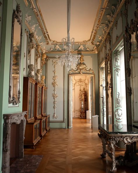 Some opulence today ~ throwback to the beautiful Charlottenburg Palace in Berlin. Charlottenburg Palace, Charlottenburg Palace Berlin, Dream House Decor, House Decor, Palace, Berlin, Art Ideas, Dream House, Travel