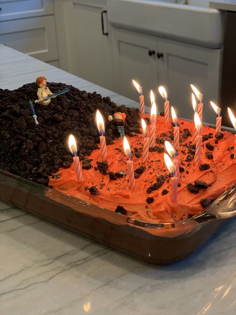 Mustafar Cake Star Wars, Star Wars Mustafar Cake, Star Wars Essen, Star Wars Birthday Cake, Star Wars Food, Food Addict, Star Wars Cake, Star Wars Birthday Party, Star Wars Day