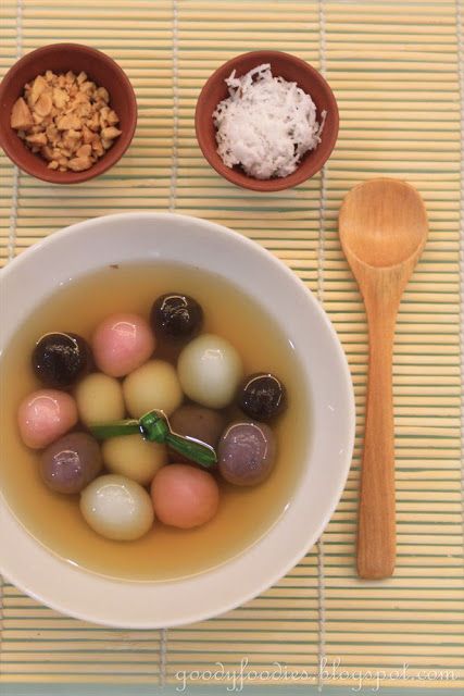 Eat Your Heart Out: Recipe: Homemade Tong Yuen (Glutinous Rice Balls) for Dongzhi Festival (22 Dec 2013) Tong Yuen Recipe, Dongzhi Festival, Glutinous Rice Balls, Tang Yuan, Asian Dessert, Asian Sweets, Taiwan Food, Chinese Dessert, Natural Food Coloring