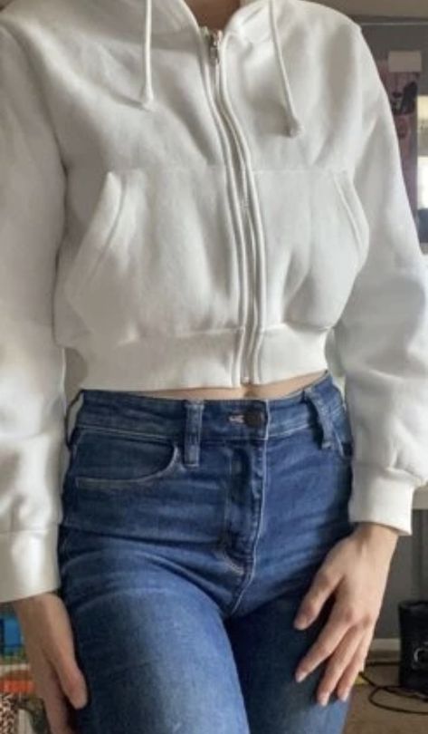 White Cropped Hoodie Outfit, White Crop Hoodie, Cropped Hoodie Outfit, White Cropped Hoodie, Korean Casual Outfits, Casual School Outfits, Hoodie Outfit, Outfit Goals, Basic Outfits