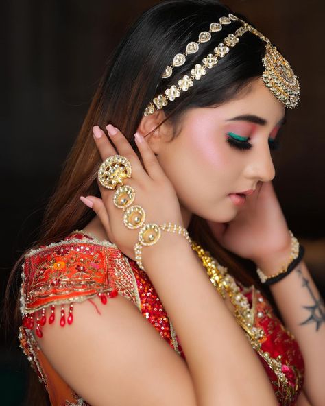 Sheesh Phool Hairstyle, Mang Patti Hairstyles, Sheesh Patti Hairstyles, Shish Patti, Sheesh Patti, Mang Tika, Bridal Jewellery Inspiration, Matha Patti, Dps For Girls