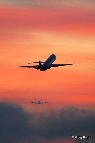 Two airplanes flying away after take off in the sunset Airplane Take Off, Aeroplane Flying, Jet Privé, Flying In The Sky, Plane Flying, Airplane Wallpaper, Airplane Flying, Airplane Photography, Turkish Airlines