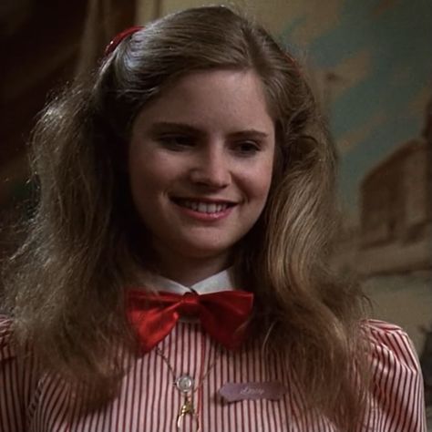 Jennifer Jason Leigh 80s, Phoebe Cates Paradise, 80s America, Fast Times At Ridgemont High, Jennifer Jason Leigh, 1980s Films, Phoebe Cates, Kawaii Hair, Pfp Pics