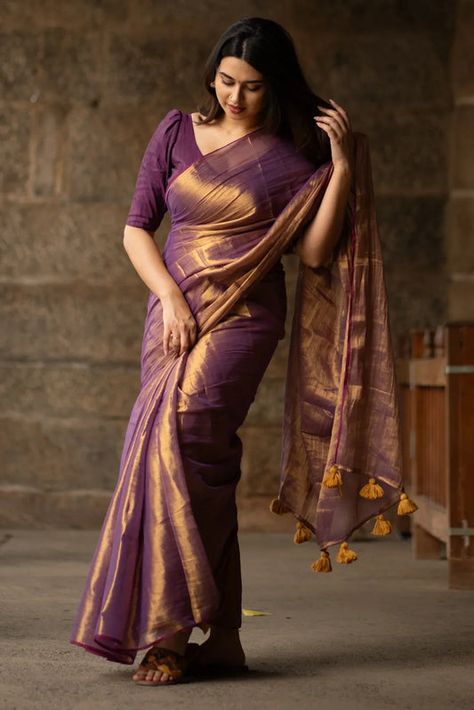 Gold Saree Jewellery Ideas, Simple Saree Styles, Saree Poses In Temple, Saree And Jewellery Combination, Simple Pattu Saree Blouse Designs, Saree For Traditional Day In College, Trending Pattu Sarees, Plain Georgette Saree, Saree Combination