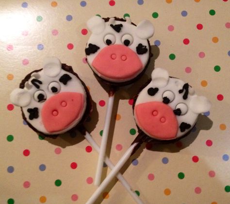 Cow faces cookie pops for the boy's school charity cake sale in aid of 'send a cow' Oreo biscuits on sticks, dipped in chocolate then topped with a sugar paste cows face. Cow Oreos, Cow Oreo Cookies, Cow Cake Pops Diy, Cow Chocolate Covered Oreos, Holy Cow I’m One Treats, Cow Faces, Cow Cookies, Oreo Treats, Oreo Biscuits