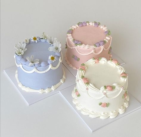 Bolo Vintage, Vintage Birthday Cakes, Mini Torte, Pinterest Cake, New Year's Cake, Mini Tortillas, Simple Cake Designs, Mini Cakes Birthday, Pretty Dessert