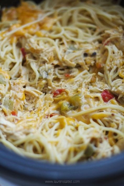 Chicken Spaghetti Recipe Crockpot, Crockpot Chicken Spaghetti, Cheesy Chicken Spaghetti, Resep Pasta, Chicken Spaghetti Recipes, Easy Crockpot Dinners, Chicken Spaghetti, Crockpot Dishes, Fettuccine Alfredo