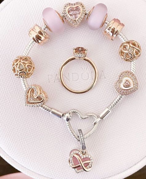 Pink Pandora Bracelet, Pandora Rose Gold Bracelet, Pandora Bracelet Charms Ideas, Pandora Bracelet Designs, Pandora Rose Gold, Pandora Collection, Pandora Gold, Pandora Jewelry Charms, Jewelry Accessories Ideas