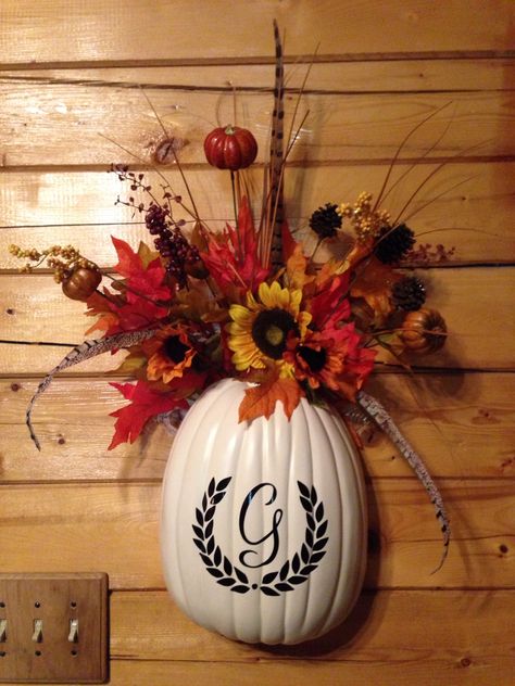 Half pumpkin flower arrangement Pumpkin Flower Arrangement, Sunflower Wreath Diy, Flower Door, Thanksgiving Friendsgiving, Door Diy, Pumpkin Door, Pumpkin Flower, Sunflower Wreath, Fair Projects