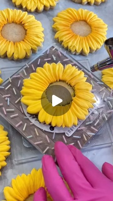 Fall Cookie Decorating Ideas, How To Make Royal Icing Cookies, Fall Cutout Cookies, Fall Flower Cookies, Sunflower Cookies Decorated, Sun Flower Cookies, Decorated Sunflower Cookies, Sunflower Wedding Cookies, Royal Icing Sunflowers