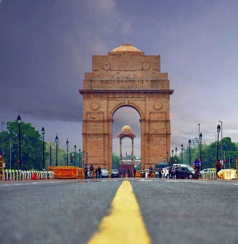 India Gate is one of most popular monuments of our country. And it goes without mentioning that it is also the face of Delhi. Delhi as a picture is made of India Gate, Qutab Minar, Bahai Temple and the likes. However, apart from just being the face of Delhi, a monument, a landmark and a picnic site, it has a meaningful history. Let us take a look at some of the interesting facts that everyone would like to know about India Gate. Historical India, About India, Independence Day Images, Amazing India, India Gate, Blurred Background Photography, Blur Background Photography, India Facts, Desktop Background Pictures