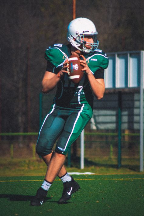 Green Football quarterback College Football Game Photography, Football Photography Action, Football Pose Reference, Sport Poses, Football Reference, Football Poses, Football Pics, Homecoming Games, People Reference