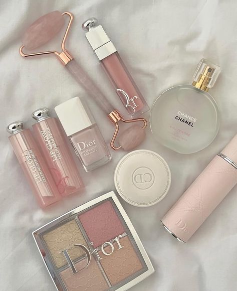 Trucco Glam, Rosa Make-up, Koleksi Makeup, Dior Lip Glow, Makeup Bag Essentials, Smink Inspiration, Chanel Beauty, Favorite Makeup Products, Fancy Makeup