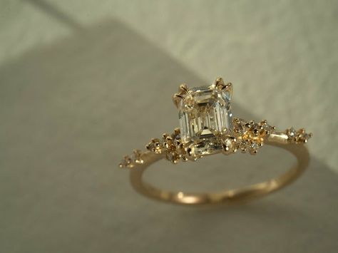 Wedding Ring Gold Aesthetic, Engagement Rings 18k Gold, Gold Wedding Rings Aesthetic, Dream Wedding Rings Gold, Engagement Rings Jewels, Elegant Engagement Rings Rose Gold, Different Kinds Of Wedding Rings, Milligrain Engagement Ring, Gold Aesthetic Wedding Ring