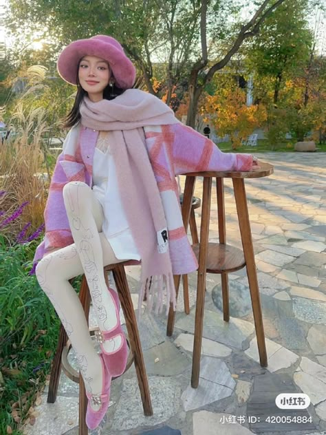 Manhattan Outfits, Pastel Winter Outfit, Bright Winter Outfits, Autumn Coquette, Pastel Winter, Outfits Pastel, Outfit Retro, Winter Outfits Aesthetic, Winter Attire