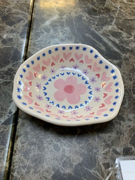 luna lovegood aesthetic harry potter Margarita Glass Pottery Painting, Pottery Painting Heart Dish, Preppy Pottery Ideas, Pottery Painting Ideas Valentines, Pottery Inspo Bowls, Small Plate Pottery Painting, Pottery Flower Painting, Heart Pottery Ideas, Mamma Mia Pottery Painting