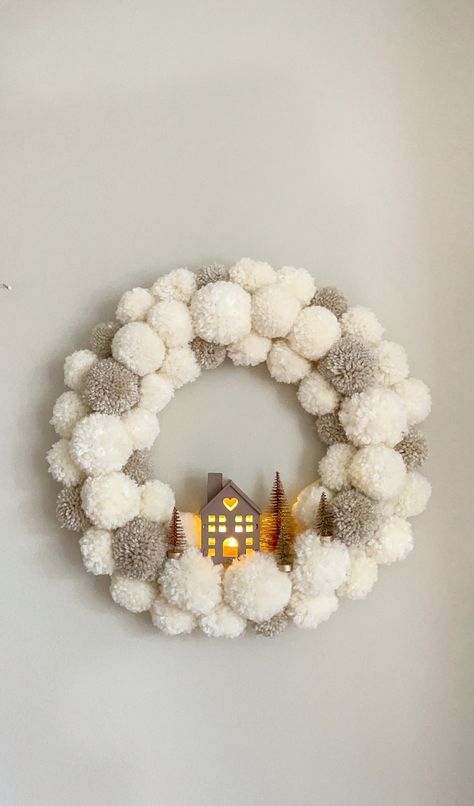 White and beige wool Pom Pom Christmas door wreath with light up house in the middle Self Made Christmas Decorations, Diy Christmas Home Decorations, White Christmas Diy Decorations, Easy Christmas Diy Decor, Christmas Home Made Decorations, Diy Christmas Door Wreaths, Cute Christmas Craft Ideas, Christmas Diy Home Decor, Diy Christmas Decor Easy