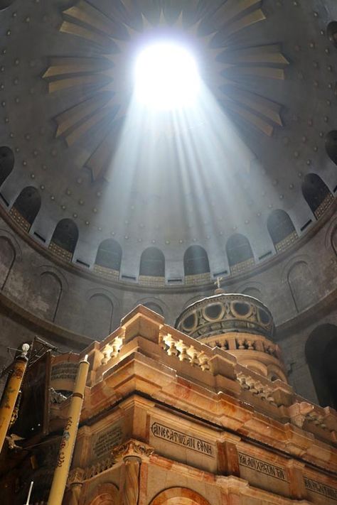 The Tomb Of Jesus, Tomb Of Jesus, Christian Background Images, Church Of The Holy Sepulchre, Jesus Tomb, City Of God, Cathedral Architecture, The Holy Land, World Religions