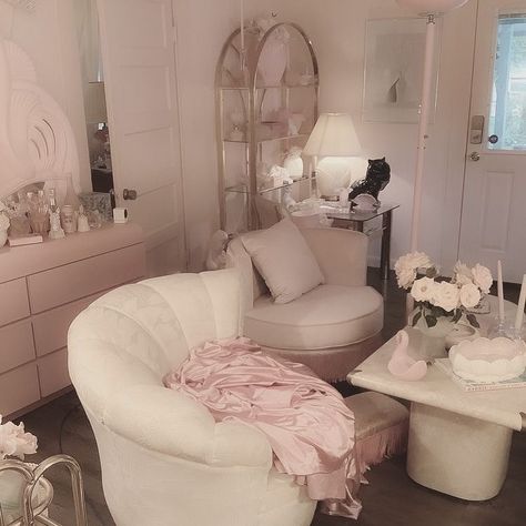 #bed #bedroom #bedroominspo #aesthetic #coquette #pink Pink Art Deco Bedroom, Pink Mcm, Audrey Hope, Pretty Room, Dreamy Room, Dream Room Inspiration, Dream House Interior, Cute Room Decor, Room Inspiration Bedroom