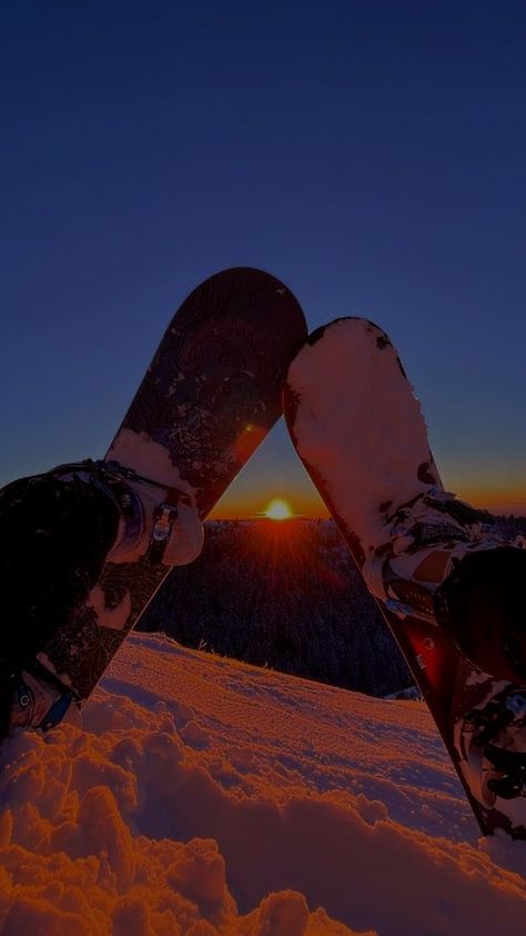 Snowboard Sunset Ski Vibes Aesthetic, Snow Picture Ideas Instagram, Aesthetic Snowboarding Pictures, Couples Snowboarding, Snowboard Photo Ideas, Cute Snowboarding Pictures, Snowboard Girl Aesthetic, Night Snowboarding, Ski Photo Ideas