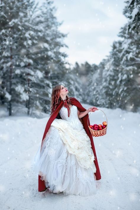 Snow White Photography, Mrs Claus Dress, Fantasy Shoot, Christmas Fashion Photography, Snow White Wedding, Fairytale Photoshoot, Winter Shoot, Red Ridding Hood, Girls Foto