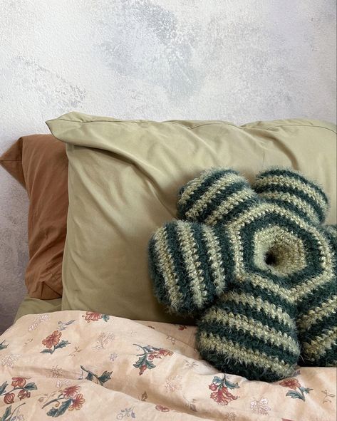 Crochet Flower Pillow, Mode Crochet, Crochet Pillows, Crochet Pillow, Fun Crochet Projects, Flower Pillow, Diy Crochet Projects, Crochet Home, So Much Love