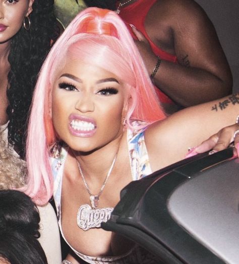 Nicki Pink Hair, Roman Nicki Minaj, Niki Minaj 90s, Nicki Minaj Natural Hair, Niki Manji, Nicki Minaj Pink Hair, Pfp Nicki Minaj, Nicki Minaj Mixtape, Pfp Celebrities