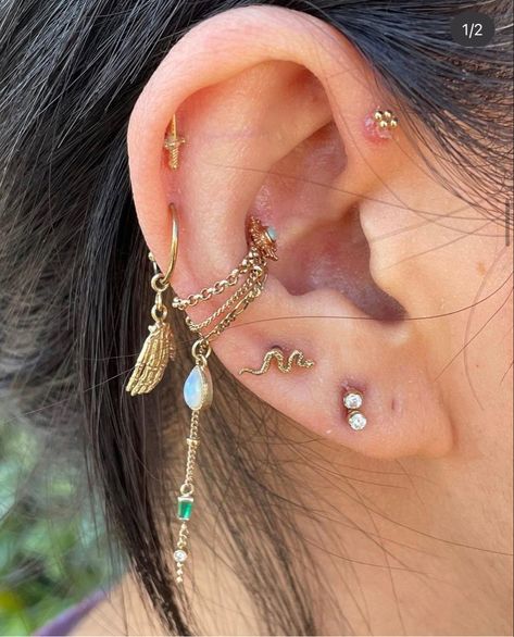 Conch Chain, Full Ear Piercings, Conch Piercing Jewelry, Cool Ear Piercings, Pretty Ear Piercings, Cute Ear Piercings, Ear Style, Stacked Earrings, Ear Stack