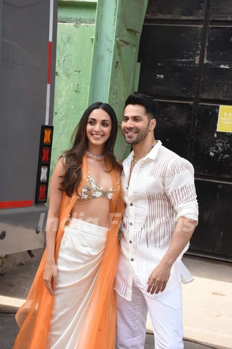 Kiara Advani opted for an indo-western look for the promotions of Jug Jugg Jeeyo while Varun Dhawan opted for an all white look. Kiara Advani Jug Jug Jiyo Outfits, Kiara Advani Lehenga, Kiara Advani Outfits, Sid And Kiara, Ms Dhoni Wife, Promotion Outfits, Neetu Kapoor, Indian Wedding Aesthetic, M S Dhoni