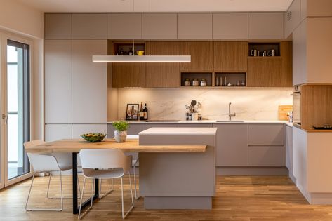 The 10 Most Popular Kitchens Around the World in 2022 Kitchen Makeover Ideas, Minimal Kitchen Design, Open Kitchen And Living Room, Kitchen Stool, Beige Kitchen, Popular Kitchens, Casa Container, House Design Kitchen, Kitchen Room Design