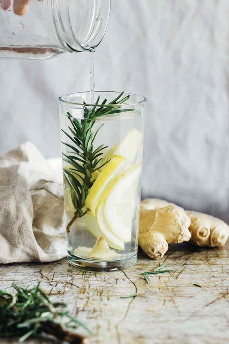 Lemon and Ginger Rosemary Detox Water to Boost Immune System - Detox DIY Body Detox Cleanse, Plant Medicine, Healthy Diet Tips, Green Coffee Bean, Boost Immune System, Small Village, Body Detox, Detox Water, Healthy Food Choices