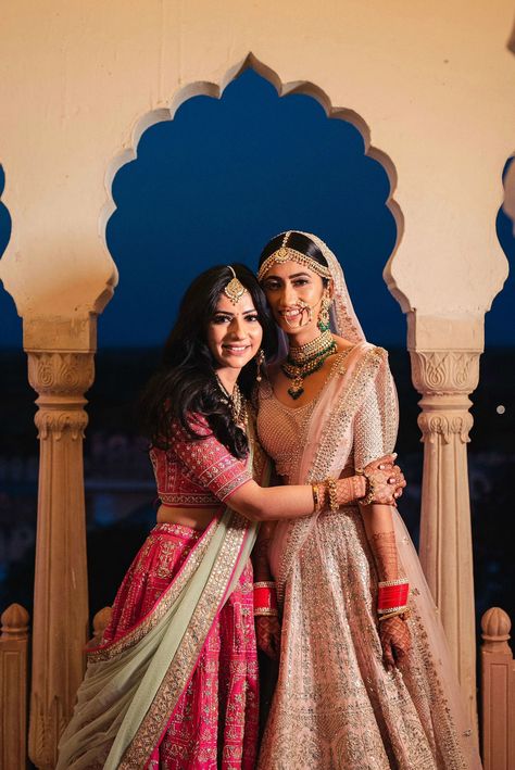 Here's How This WMG Bride Rewore & Restyled Her Own Bridal Lehenga At Her Sister's Wedding! Bride And Sister Pictures Indian, Hindu Wedding Photos, Bridesmaid Poses, Brides Sister, Bridesmaid Pictures, Bridesmaid Photoshoot, Sisters Photoshoot Poses, Indian Wedding Poses, Bride Photos Poses