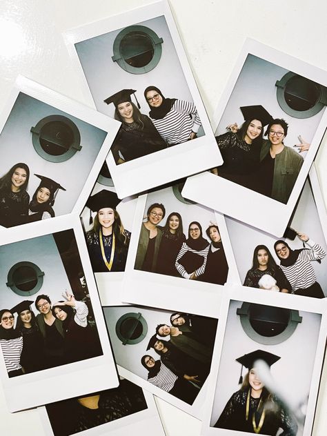 Graduation Poloroid Pictures, Polaroid Graduation Pictures, Graduation Day Photo Ideas, Senior Ideas 2025, Senior Year Vision Board, Graduation Day Aesthetic, Group Graduation Pictures Friend Photos, Graduation Day Pictures, Graduation Pictures Friends