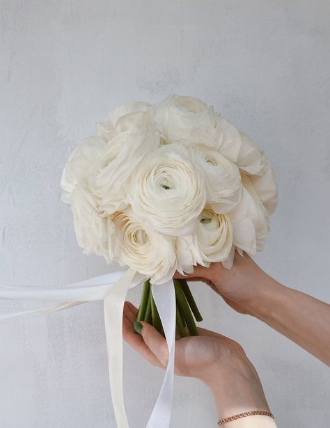 Wedding Bouquet Ranunculus, White Roses Bouquet Wedding, Bride Bouquets White Elegant, White Ranunculus Bouquet, Classy Wedding Bouquet, Wedding Bouquets Natural, All White Bouquet, Ranunculus Wedding Bouquet, Elegant Bridal Bouquets