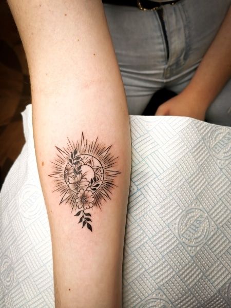 Sun And Mandala Tattoo, Sun Tattoo Sleeve Women, Flower With Sun Tattoo, Sun Tattoos With Flowers, Flowers And Sun Tattoo, Beautiful Sun Tattoo, Women Sun Tattoo, Sun Sleeve Tattoo, Sun And Flowers Tattoo