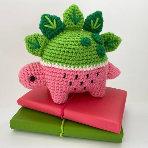 Crochet a Melonosaurus Amigurumi … It’s a Watermelon Dinosaur! | KnitHacker Watermelon Dinosaur, Crochet Toys Free, Easy Crochet Animals, Confection Au Crochet, Crochet Design Pattern, Crochet Food, Crochet Pattern Amigurumi, Crochet Simple, Dinosaur Pattern