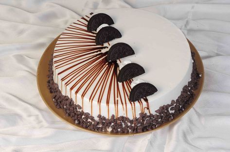 Chocolate Cake Designs, Simple Cake Designs, Dessert Cakes, Delectable Desserts, Cake Decorating Piping, Chocolate Cake Decoration, Creative Cake Decorating, Cake Decorating Frosting, Easy Cake Decorating