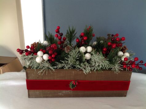 Christmas centerpiece box from repurposed wood, greens and berries Wood Box Decor, Wooden Box Crafts, Wooden Box Centerpiece, Cafe Gratitude, Christmas Fair Ideas, Christmas Centers, Christmas Basket, Tree Decorating, Repurposed Wood