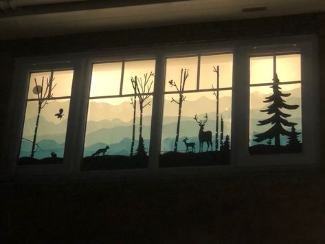 Winter Window Silhouette, Christmas Window Display Home, Advent Windows, Winter Window Display, Christmas Window Display, Winter Window, Christmas Window Decorations, Silhouette Painting, Silhouette Christmas