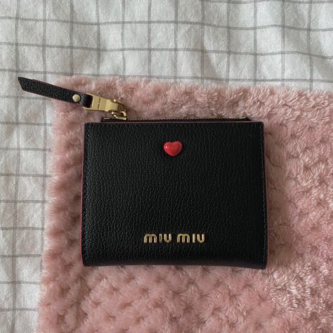 Miu Miu Love Wallet, Aesthetic Card Holder Wallet, Wallet Aesthetic Black, Miu Miu Card Holder, Card Holder Wallet Aesthetic, Black Wallet Aesthetic, Cute Wallet Aesthetic, Miu Miu Jewelry, Pretty Wallet