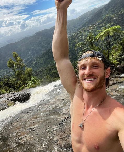 He looks so happy 🥺 Logan Jake Paul, Logan And Jake, Logan Paul, Jake Paul, Attractive Guys, Celebrities Male, Celebrity Crush, On Twitter, Celebrities