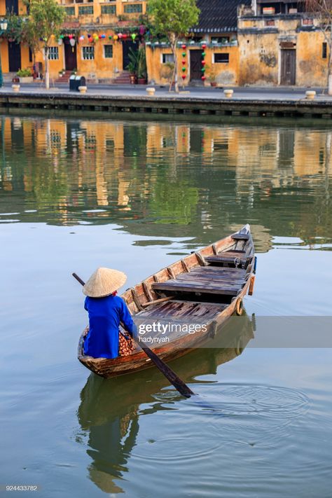 Photo : Femme vietnamienne pagayer dans la vieille ville de Hoi, une ville, Vietnam