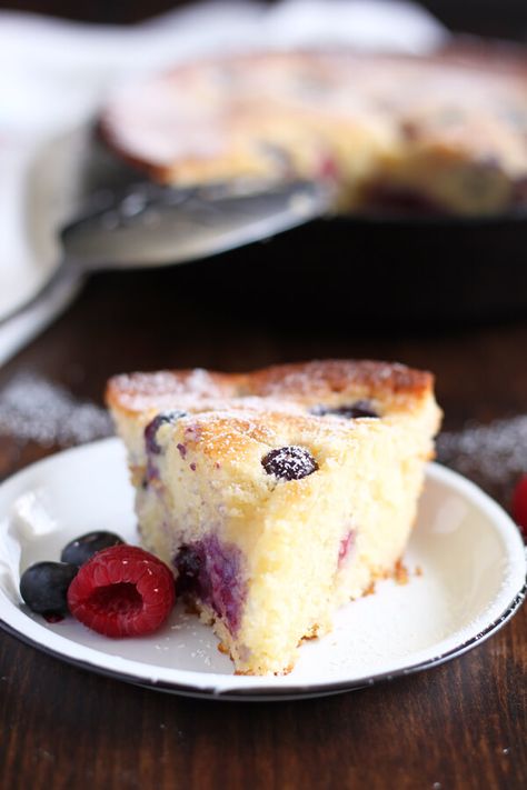 Mascarpone Mixed Berry Cake Mixed Berry Cake, Berry Cake Recipe, Mascarpone Cake, Mascarpone Recipes, Postre Keto, Torte Cupcake, Berry Cake, Berries Recipes, Cheese Flavor