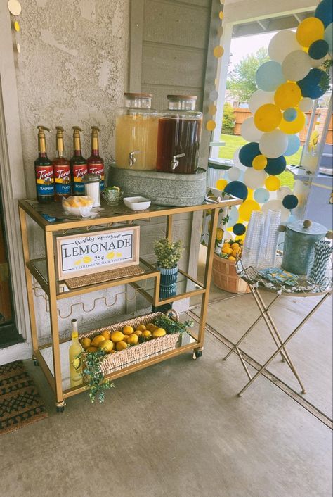 Bridal Shower Lemonade Bar, Grad Party Lemonade Bar, Lemonade Station Wedding, Lemonade Bar Ideas Beverage Stations, Bbq Themed Bridal Shower Ideas, Outdoor Themed Graduation Party, Lemonade Wedding Bar, Lemonade Station Ideas, Lemonade And Tea Bar Beverage Stations